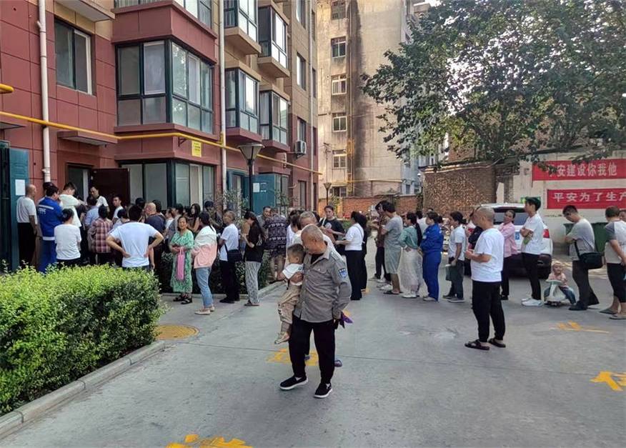 像素医保卡到期更换社区便民服务：李阿姨的“一门清”经历